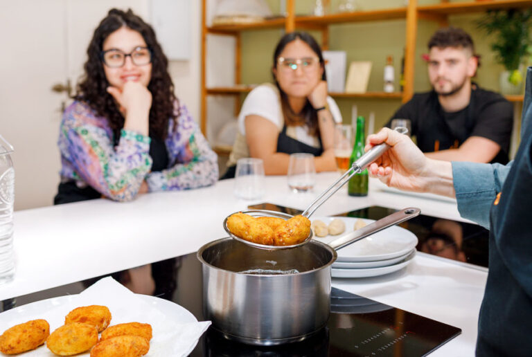 Así disfrutamos en la Escuela de Cocina Lóleo de los team building de cocina en Madrid. Talleres gastronómicos que personalizamos según las necesidades de los clientes corporativos.