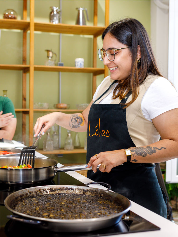 Nuestros alumnos disfrutan de una de las mejores actividades para hacer en Madrid: Apuntarse a cursos de cocina en madrid.