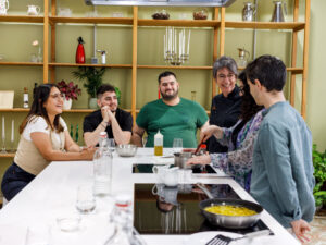 Disfrutando de una clase de cocina Madrid de tapas y paellas en Madrid