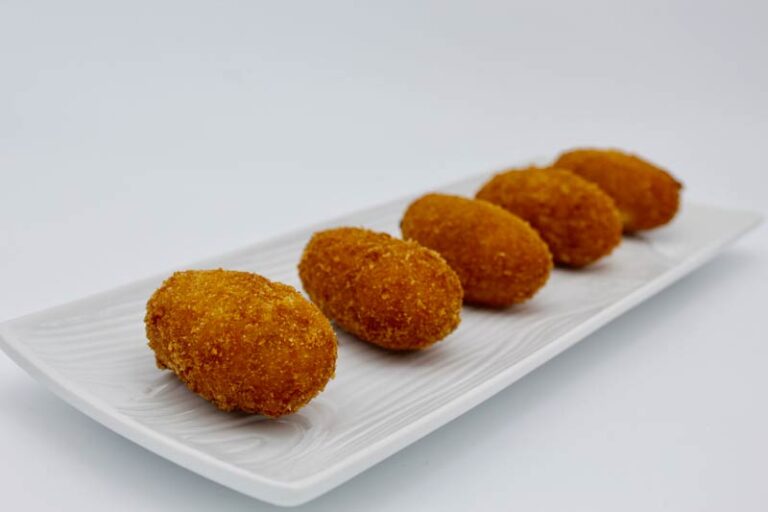 Las croquetas. Uno de los platos que se cocinan durante las clases de cocina en Madrid que ofrece Lóleo