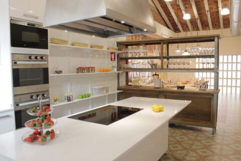 El espacio gastronómico de la escuela de cocina de Madrid Lóleo Eventos es íntimo y acogedor. Cuenta con una cocina profesional y un salón muy especial.