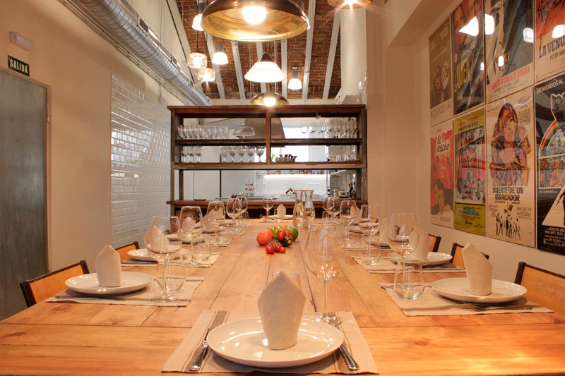 El salón de la escuela gastronómica Lóleo se caracteriza por ser un espacio con un diseño íntimo y que transmite buen rollo.