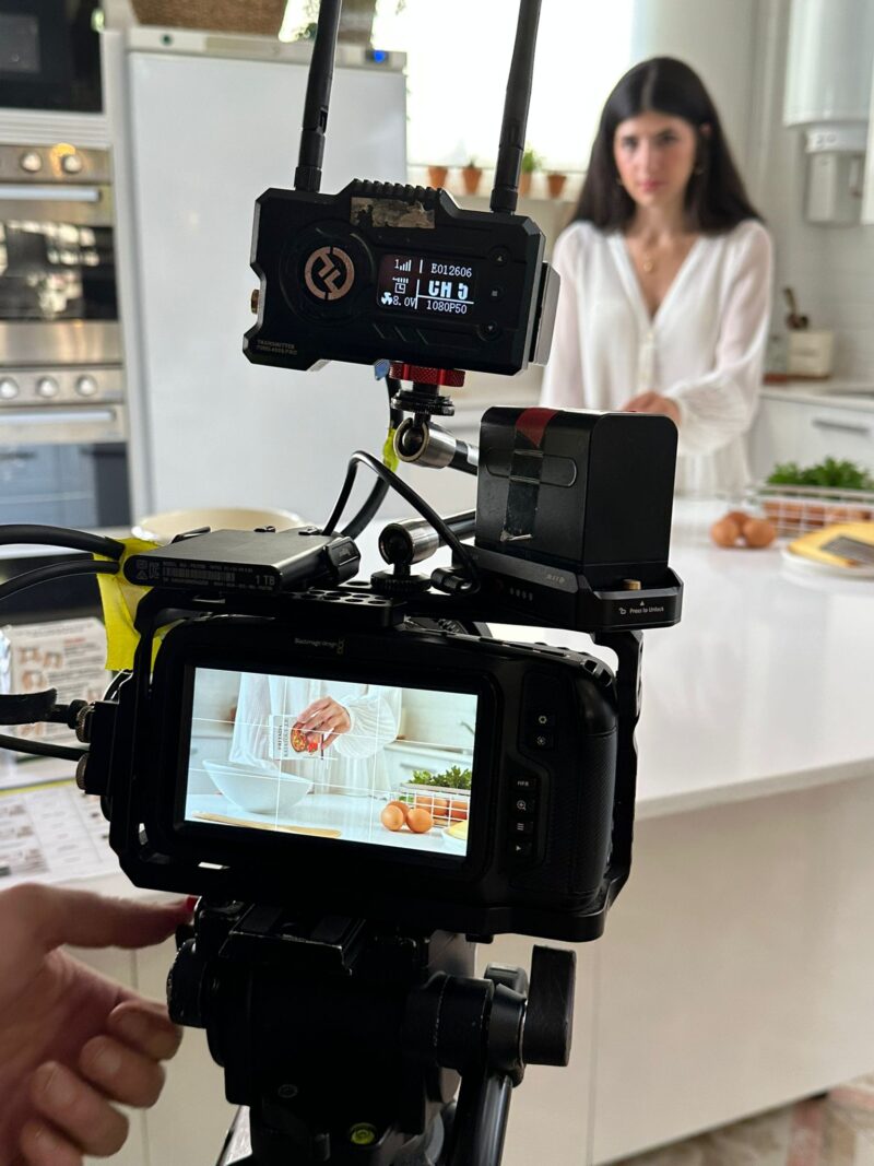 Grabando produccion audiovisual para una marca de alimentación junto a nuestro cliente Findasense. Servicio de alquiler de espacio para Rodajes