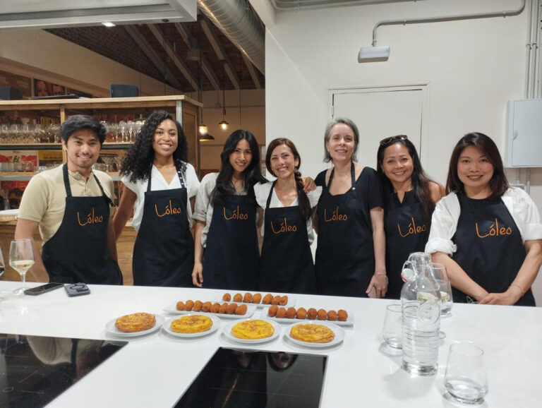 Clase de cocina para estudiantes extranjeros en Madrid. Los estudianets aprenden a a hacer tortilla de patatas y croquetas.