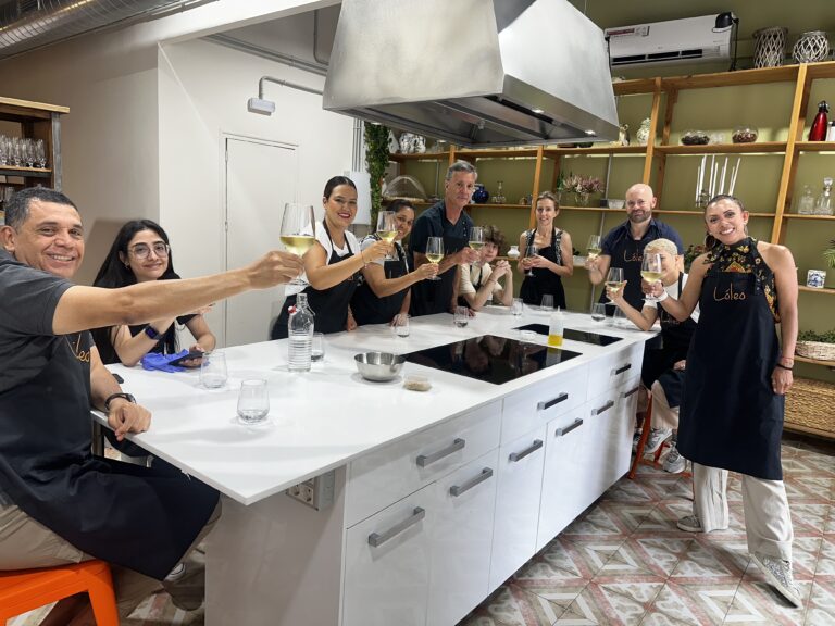 Grupo de participantes brindando tras finalizar las clases de cocina en Madrid, listos para degustar los platos preparados.