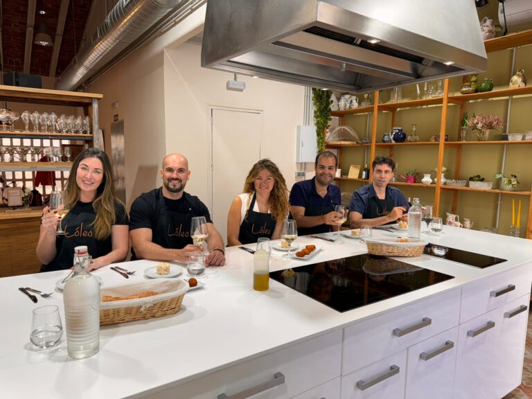 Equipo empresarial disfrutando de un teambuilding de cocina en Madrid organizado por Lóleo Eventos.