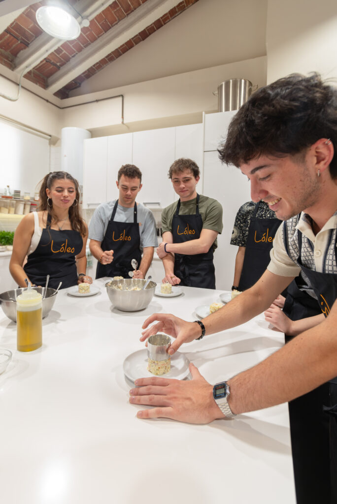 desmoldando una ensaladilla rusa