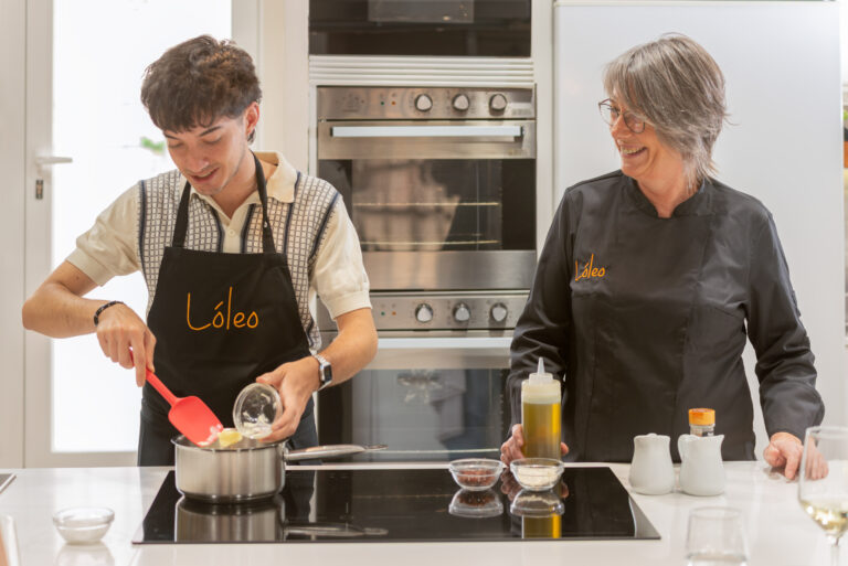 cocinando en las clases de cocina de Lóleo Eventos.