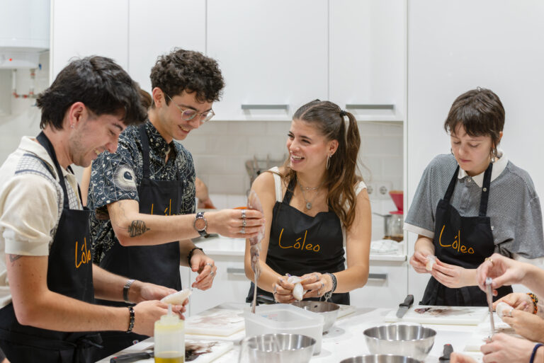 alumnos limpiando calamar para un arroz