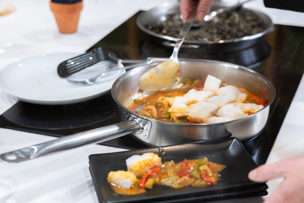 Plato de bacalao con verduras elaborado en la despedida de soltera en madrid en Lóleo Eventos.