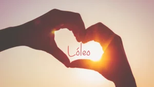 Manos formando un corazón. En el medio logo de Lóleo Eventos, espacio gastronómico en Madrid que ofrece opciones de cursos de cocina en pareja