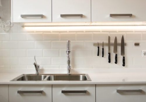 Cocina con electrodomésticos y utensillos de gran calidad