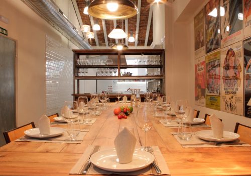 El salón de la escuela gastronómica Lóleo se caracteriza por ser un espacio con un diseño íntimo y que transmite buen rollo.